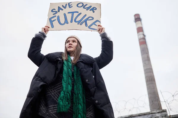 Jonge vrouw protesteert voor het milieu — Stockfoto