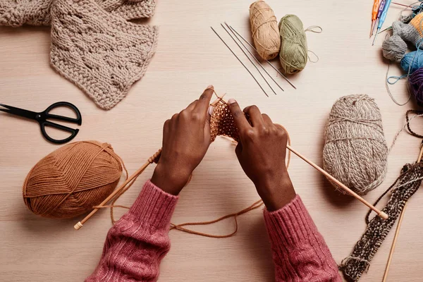 Фон вязания женских рук — стоковое фото