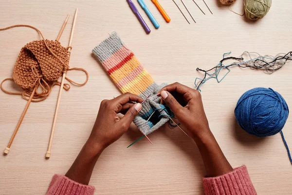 Mãos femininas Knitting Top View — Fotografia de Stock