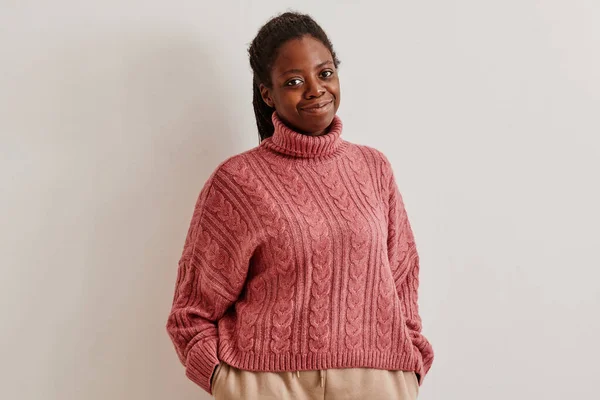 Kobieta w swetrze na drutach — Zdjęcie stockowe
