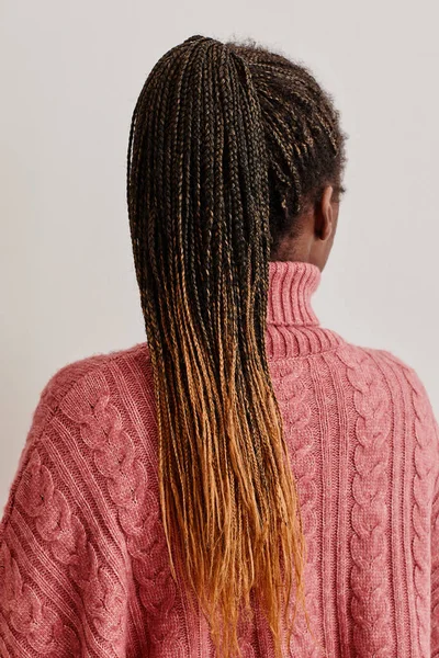 Αφροαμερικανή γυναίκα με πλεγμένα μαλλιά — Φωτογραφία Αρχείου
