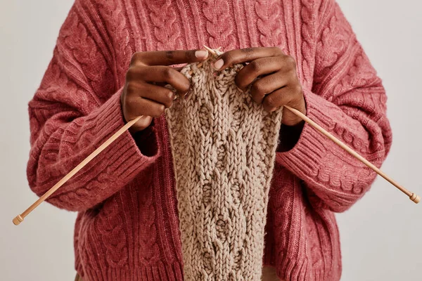 Hands Knitting Scarf — Stock Photo, Image