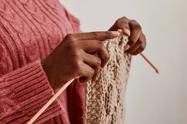 Vrouwelijke handen breien sjaal — Stockfoto
