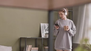 Kafkasyalı genç bir kadının sabah kahvesini içerken rahat bir yatak odasında kitap okuyup hafta sonunu evde geçirdiği ağır çekimler.