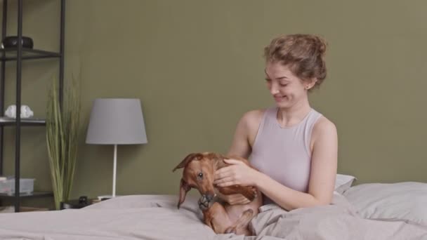 Medium Slowmo Schot Van Glimlachende Jonge Vrouw Pyjama Zitten Bed — Stockvideo
