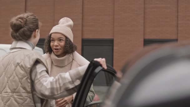 Yarı Sezonluk Elbiseli Iki Genç Kadının Sonbahar Günü Dışarıda Arabada — Stok video