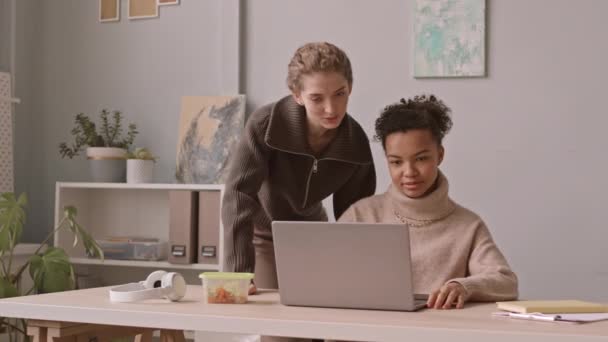 Μεσαία Αργή Λήψη Δύο Γυναικών Σχεδιαστών Συζητούν Συνεργατικό Έργο Στο — Αρχείο Βίντεο