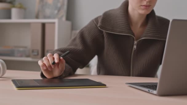 Lentidão Cortada Tiro Mulher Jovem Desenho Tablet Gráficos Com Caneta — Vídeo de Stock