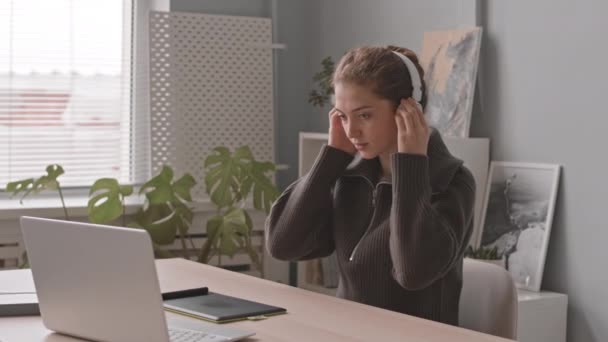 Pas Pomalý Záběr Mladé Bělošky Sluchátkách Pracuje Notebooku Sedí Stolu — Stock video