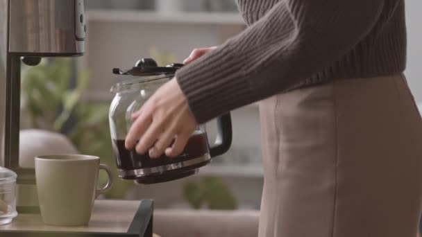 Middel Slow Schot Van Onherkenbare Vrouw Gieten Koffie Uit Drup — Stockvideo