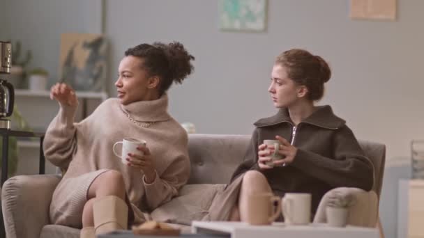 Tiro Lento Medio Dos Jóvenes Mujeres Multiétnicas Hablando Mientras Beben — Vídeo de stock