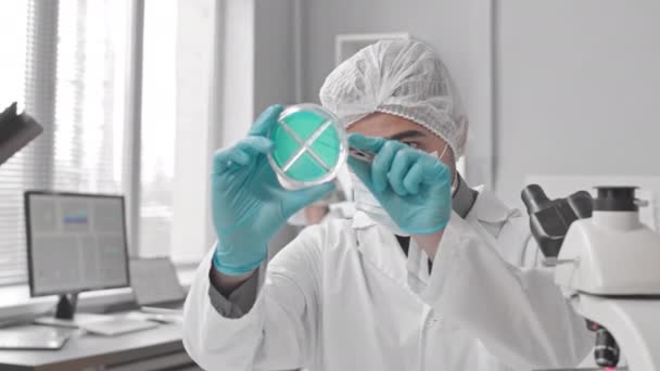Borst Van Biracial Mannelijke Wetenschapper Dragen Gezichtsmasker Handschoenen Medische Jurk — Stockvideo