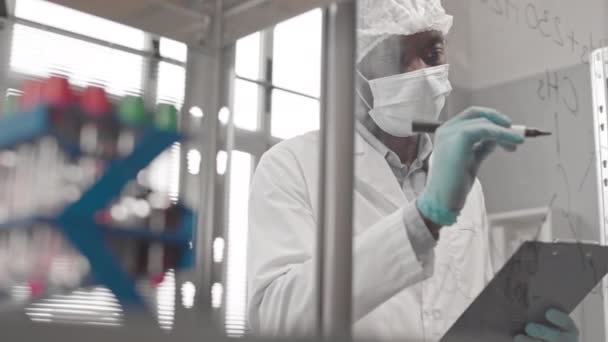 Angle Bas Scientifique Afro Américain Portant Une Blouse Médicale Chapeau — Video