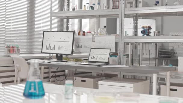 Vue Angle Bas Laboratoire Sans Personne Ordinateurs Sur Bureau Racks — Video