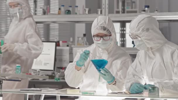 캅카스 연구소 근로자들 작업복을 고글을 마스크를 연구소에 튜브에서 물질을 분석하는 — 비디오