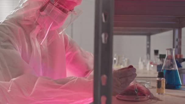 카프카스 아프리카 미국의 실험실 노동자들 작업복을 고글을 마스크를 연구소에서 물질을 — 비디오