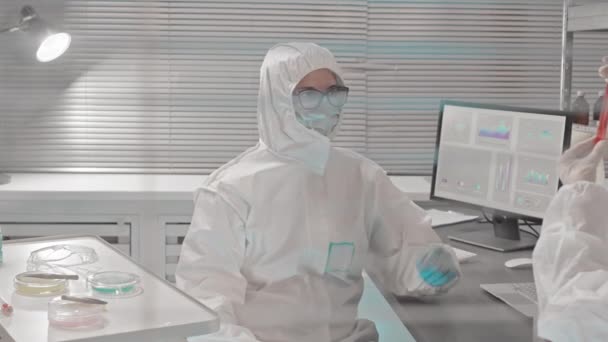 Medium Genom Glasvägg Forskningscentrum Två Forskare Bär Skyddsdräkter Handskar Och — Stockvideo
