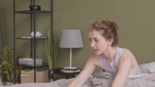 Mittlere Slow Motion Aufnahme Einer Jungen Glücklichen Frau Kuscheligen Pyjama — Stockvideo