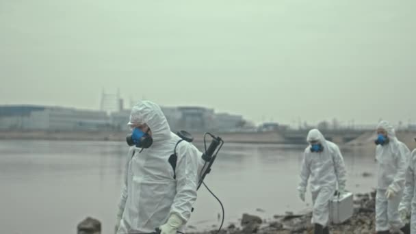生态保护罩 呼吸面罩和装有探测发生生态灾难地区设备的手提箱的生态学家小组慢镜头 — 图库视频影像