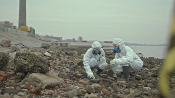 Koruyucu Tulumlu Kadın Bilim Adamlarının Kirlenmiş Deniz Kıyısı Bölgesini Araştırıp — Stok video