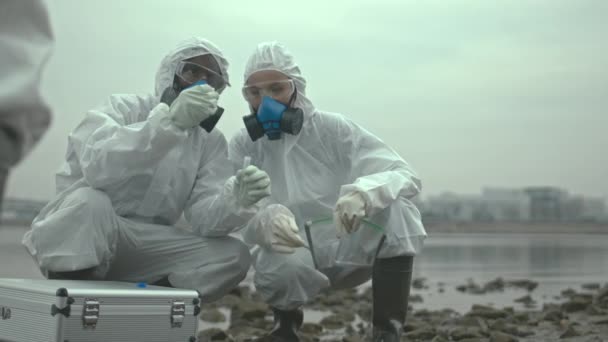 Captura Lenta Uma Equipa Cientistas Com Fatos Químicos Máscaras Respiratórias — Vídeo de Stock