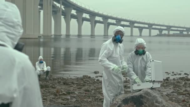 Filmagem Lenta Grupo Cientistas Discutindo Formas Eliminação Vazamentos Óleo Coletando — Vídeo de Stock