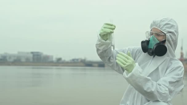 Медленный Снимок Женщины Эколога Защитном Покрытии Респираторной Маске Держащей Пробирку — стоковое видео
