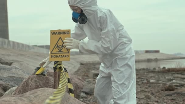 Langsame Aufnahme Einer Kaukasischen Wissenschaftlerin Chemikalienanzug Die Ein Gelbes Warnschild — Stockvideo