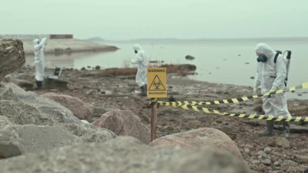 Slowmo Skott Team Tre Forskare Kemiska Kostymer Utforska Farligt Område — Stockvideo