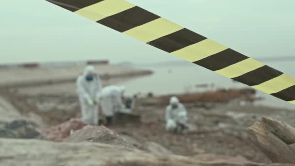 化学訴訟の科学者グループによって調査されている海岸の危険制限テープフェンシングの領土の閉鎖 — ストック動画