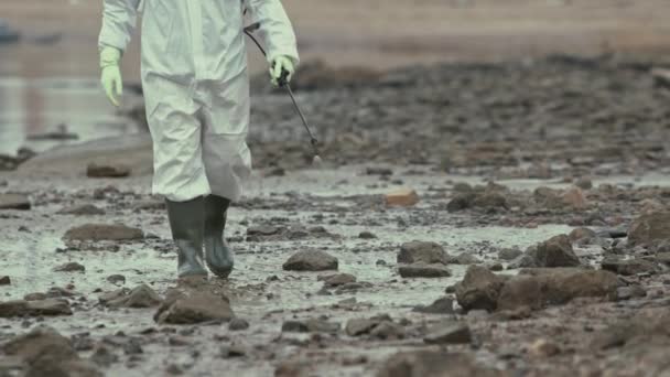 Kimyasal Kıyafetli Tanınmayan Bir Bilim Adamının Kirli Radyoaktif Toprağa Özel — Stok video