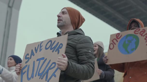 Lentitud Media Del Grupo Eco Activistas Masculinos Femeninos Con Carteles — Vídeo de stock