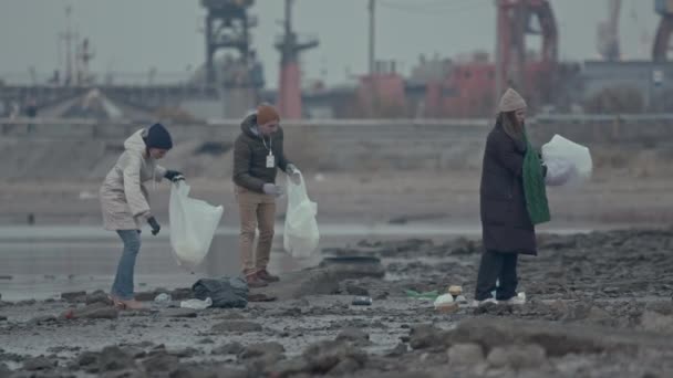 Slowmo Tiro Equipe Voluntários Eco Ativistas Coletando Plástico Outros Lixo — Vídeo de Stock