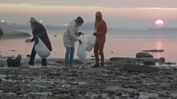 Slowmo Πλάνα Από Τέσσερις Εθελοντές Φροντίδα Και Ακτιβιστές Οικολόγων Μαζεύοντας — Αρχείο Βίντεο