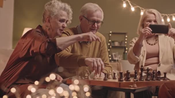 Medium Slowmo Skott Glada Senior Par Vinnande Schackspel Samtidigt Som — Stockvideo