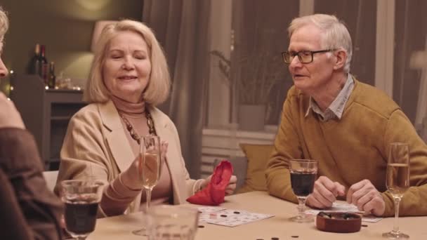 Slow Aufnahme Einer Fröhlichen Seniorengruppe Die Abends Festlichen Tisch Sitzt — Stockvideo