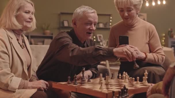 Μεσαία Αργή Βολή Χαρούμενα Ανώτερος Άνθρωπος Κερδίζει Παιχνίδι Σκάκι Ενώ — Αρχείο Βίντεο