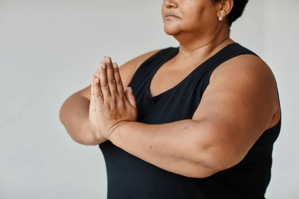 Senior kvinna mediterar Minimal närbild — Stockfoto