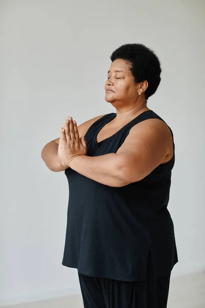 Preto sênior mulher meditando mínimo — Fotografia de Stock