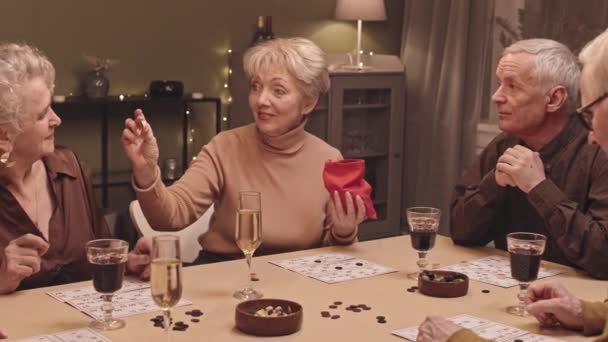 Cintura Para Arriba Slow Shot Felices Ancianos Caucásicos Jugando Bingo — Vídeo de stock