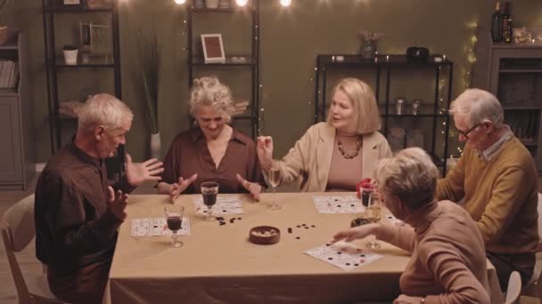 Akşamları Yemek Masasında Oturup Loto Oynayan Sohbet Eden Beş Yaşlı — Stok video