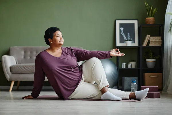 Active Senior Woman doing Yoga at Home — Stock Photo, Image