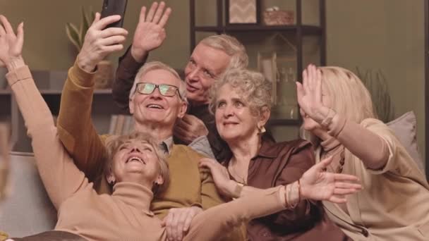 Slowmo Aufnahme Von Fünf Gut Gelaunten Seniorinnen Und Senioren Die — Stockvideo