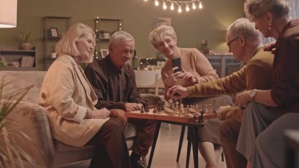 Mittlere Aufnahme Von Senioren Freunden Treffen Sich Großen Gemütlichen Wohnzimmer — Stockvideo