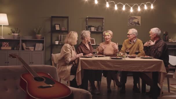 Langzame Opname Van Vijf Vrolijke Senioren Die Giswerk Spelen Toasten — Stockvideo