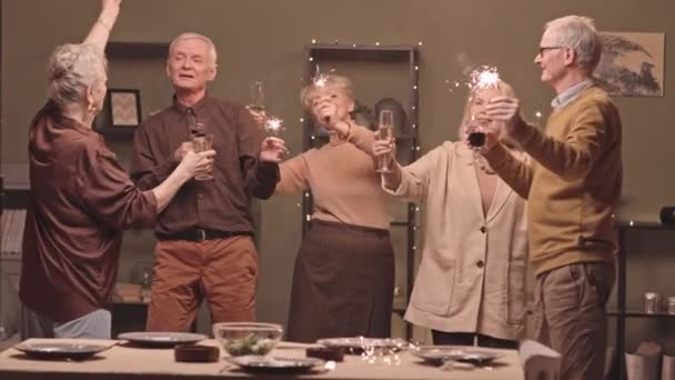 Средний Медленный Снимок Пяти Веселых Пожилых Мужчин Женщин Празднующих Новый — стоковое видео