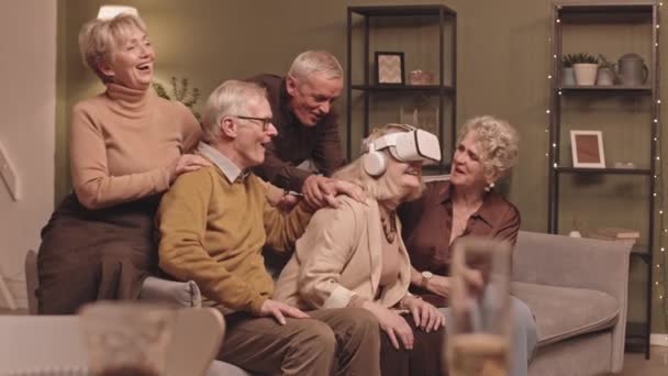 Slowmo Aufnahme Einer Seniorin Mit Headset Die Zusammen Mit Freunden — Stockvideo