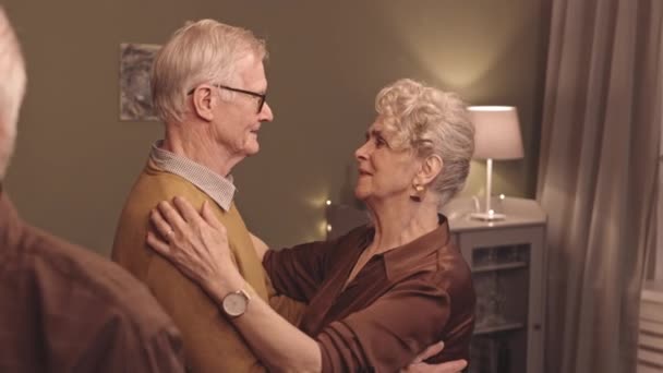 Mittlere Slow Motion Aufnahme Glücklicher Kaukasischer Senioren Beim Langsamen Tanzen — Stockvideo