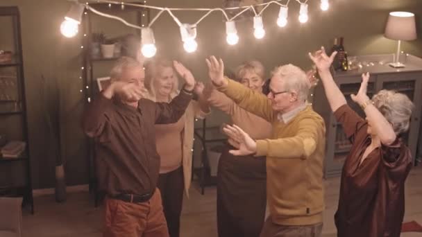 Från Ovan Medium Slowmo Skott Grupp Glada Kaukasiska Seniorer Dansar — Stockvideo