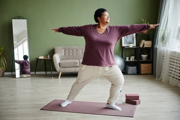 Donna anziana nera che fa yoga a casa — Foto Stock